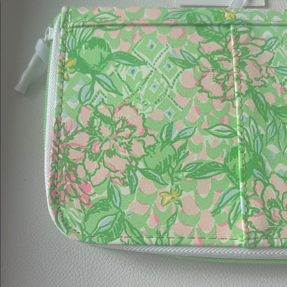 Lilly Pulitzer Pink and Green Floral Passport Travel wallet BNWT - Picture 8 of 16